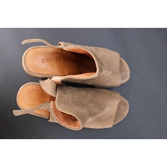 Gentle Souls by Kenneth Cole Women's Shiloh Ankle Bootie, Mushroom, 6 M US - Picture 9 of 10